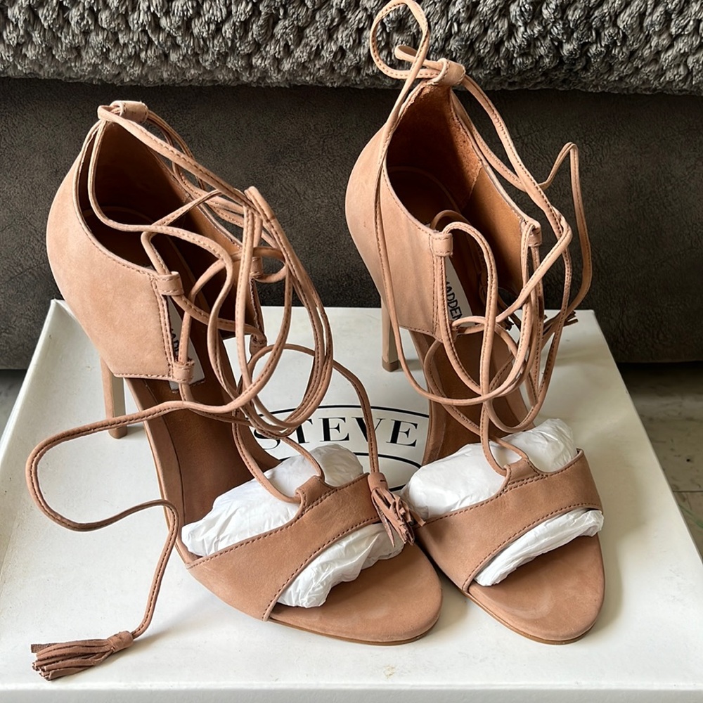 Nubuck leather Steve Madden tassel lace up